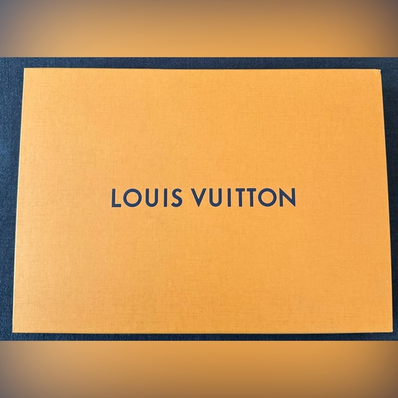 Authentic Men’s Louis Vuitton Scarf - Monogram Gradient Brown - Picture 6 of 7